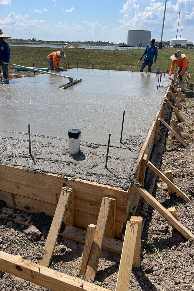 Concrete contractor in Thibodaux pouring concrete